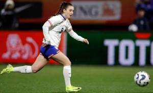 Ally Sentnor in action for the U.S. Women's National Team during a friendly against the Netherlands.